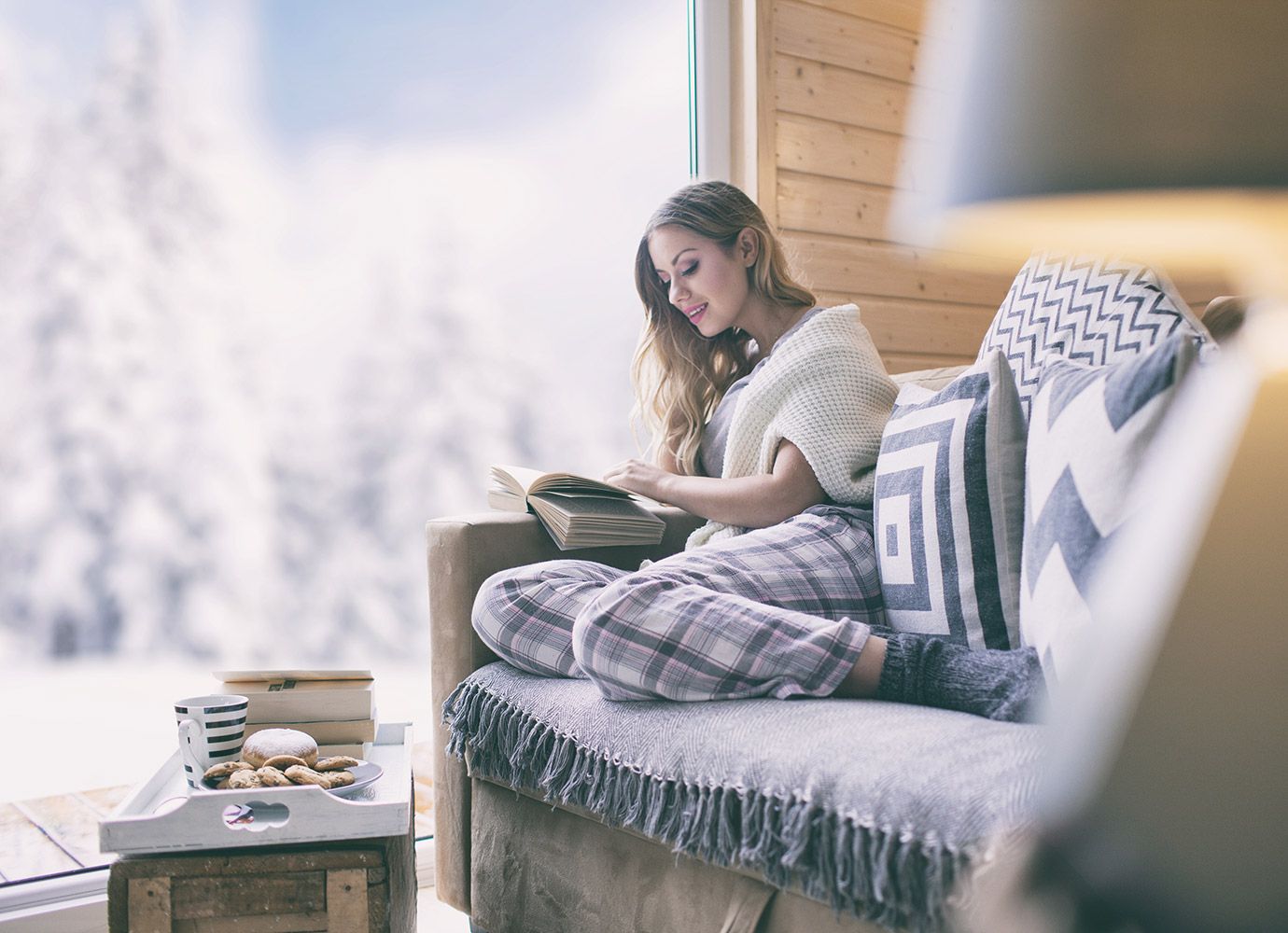 Frau auf der Couch im Winter